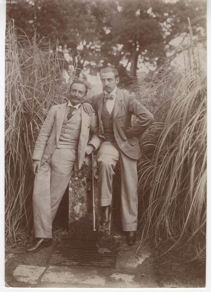 PHOTO ANCIENNE NON SITUEE -  DEUX HOMMES A LA FONTAINE