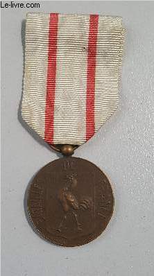 UNE MEDAILLE DES BATAILLES DE FRANCE 1914-1918 1939-1945 CREEE APRES LA DEUXIEME GUERRE MONDIALE PAR LA FEDERATION DES ANCIENS MOBILISES DU PAS DE CALAIS.
