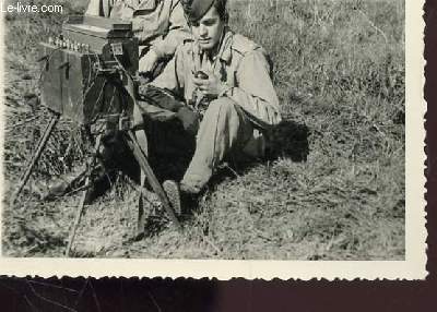 1 PHOTO  ARGENTIQUE EN NOIR ET BLANC DENTELEE - IMENSION : 7 X 7 Cm : ECOLE MILITAIRE MONT VALERIEN - PERIODE NOVEMBRE 1951  AVRIL 1952 : AVEC MATERIEL TELEGRAPHIQUE / MISE EN SITUATION A L'EXTERIEUR.