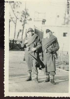 1 PHOTO  ARGENTIQUE EN NOIR ET BLANC DENTELEE - IMENSION : 7 X 10 Cm : ECOLE MILITAIRE MONT VALERIEN - PERIODE NOVEMBRE 1951  AVRIL 1952 : 2 ELEVES-MILITAIRES AUX SENTINELLES A PUTEAU : Mrs BRICH ET DUPOUY.