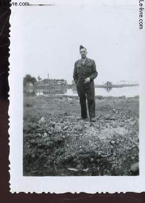1 PHOTO  ARGENTIQUE EN NOIR ET BLANC DENTELEE - IMENSION : 7 X 10 Cm : ECOLE MILITAIRE MONT VALERIEN - PERIODE NOVEMBRE 1951  AVRIL 1952 : 1 ELEVE-MILITAIRE AU BORD d'UN PLAN d'EAU.