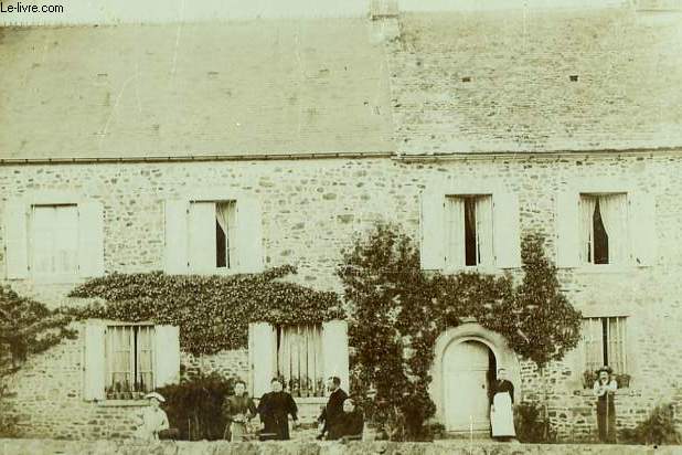 PHOTO ANCIENNE NON SITUEE - MAISON ET FAMILLE DU CENTRE DE LA FRANCE (SANS TITRE)